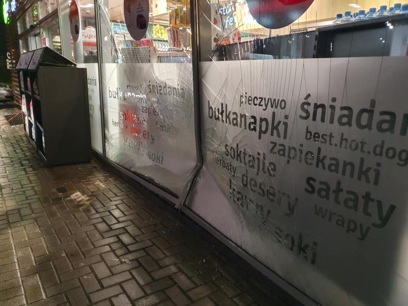 Uderzył samochodem w budynek stacji paliw. Trafił do aresztu!