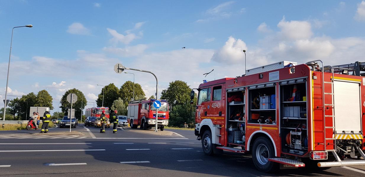 Wypadek na obwodnicy Karlina - zderzenie trzech pojazdów. W akcji śmigłowiec LPR.  
