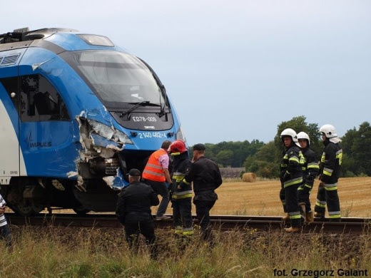Pociąg osobowy uderzył w ciężarówkę.