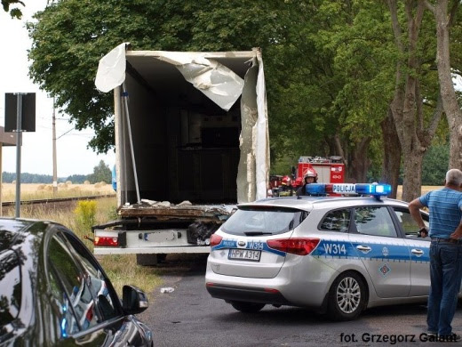 Pociąg osobowy uderzył w ciężarówkę.