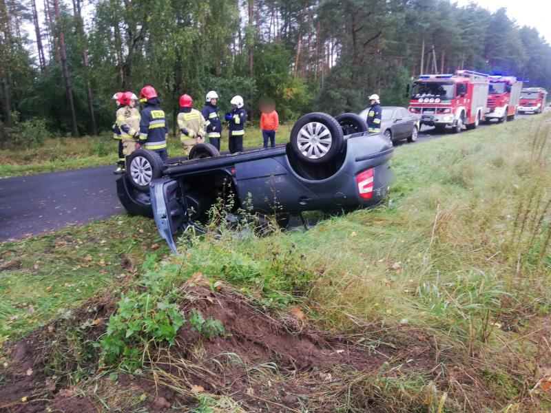 Dachowanie auta osobowego na trasie Koszalin - Tychowo! Wyglądało groźnie. 