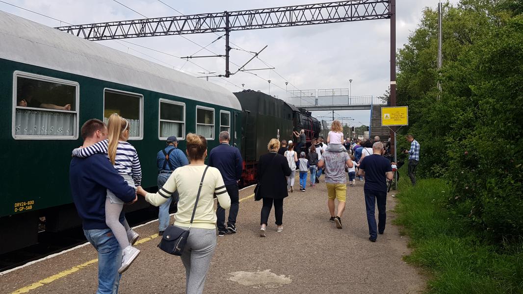 Przejazd pociągu PIRAT przez Białogard - Międzynarodowy Dzień Dziecka. 