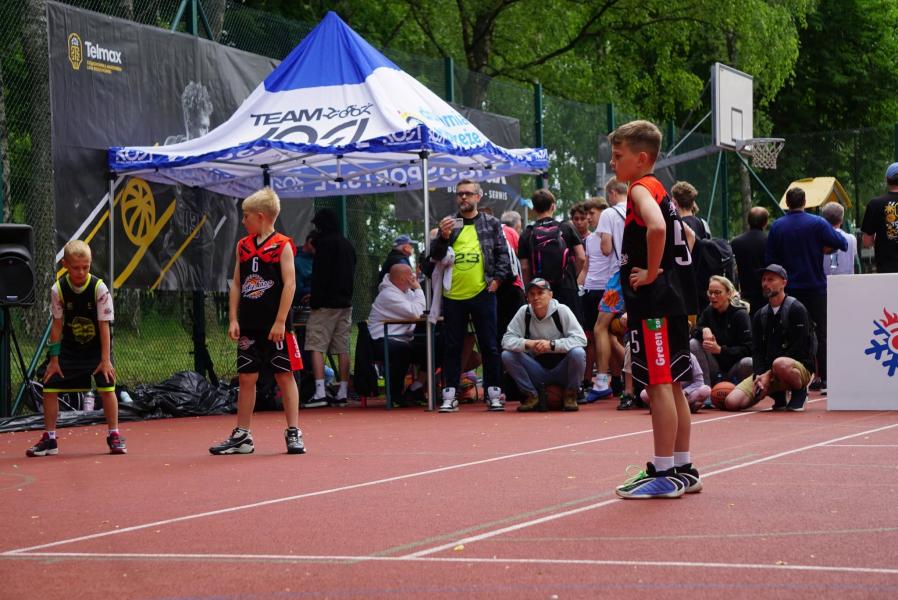 Udany występ młodych koszykarzy Akademii Sportu Mały Kosz w Człuchowie