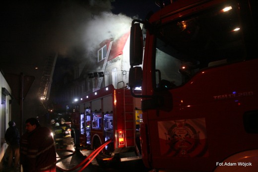 Pożar kamienicy w Karlinie. Ewakuowano mieszkańców.