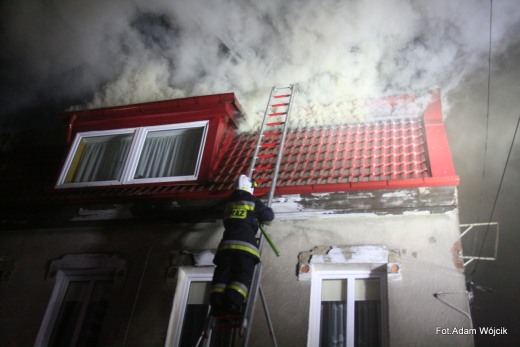 Pożar kamienicy w Karlinie. Ewakuowano mieszkańców.