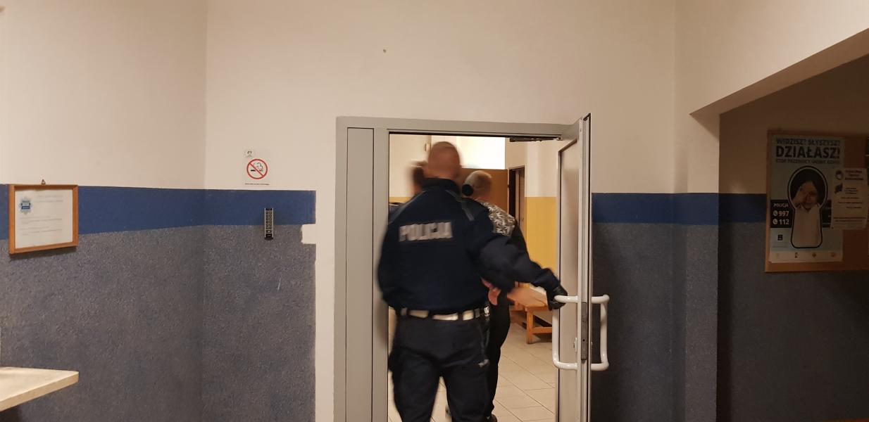 Kierowca z promilami i bez uprawnień trafił do policyjnego aresztu! 