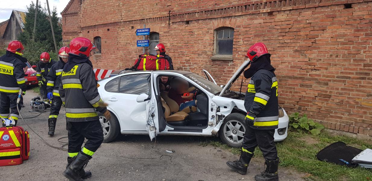 Poważny wypadek pod Białogardem - Seat z impetem uderzył w ścianę! 