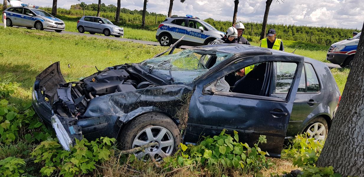 Wypadek pod Karlinem - ciężko ranny kierowca volkswagena! ZDJĘCIA  
