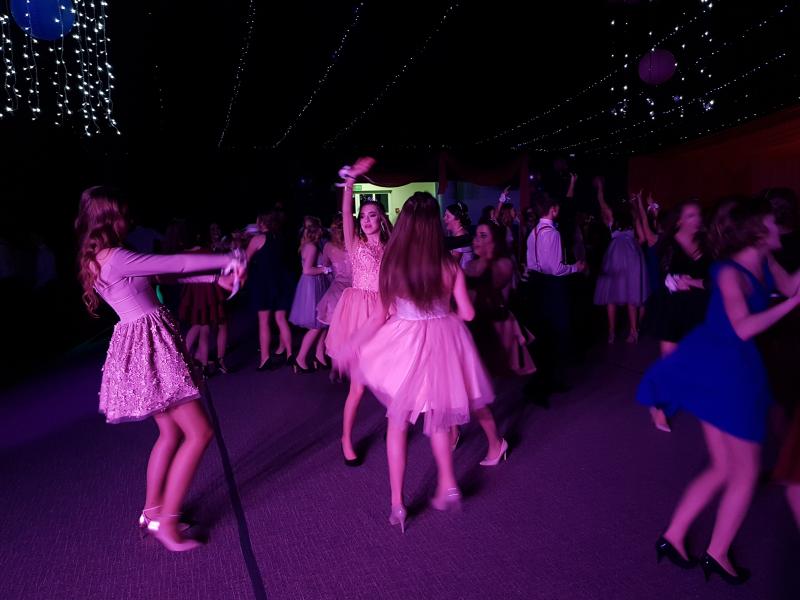 Bal Szkolny 2019 - szkolna zabawa i Polonez w wykonaniu klas gimnazjalnych.  Duża porcja zdjęć z tego wydarzenia! 