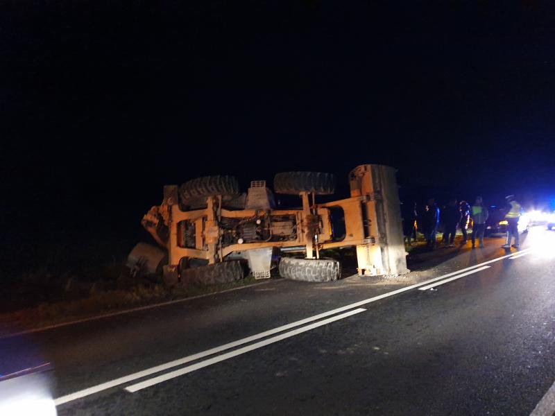 Koparko ładowarka przewróciła się na drodze - wyglądało groźnie! 