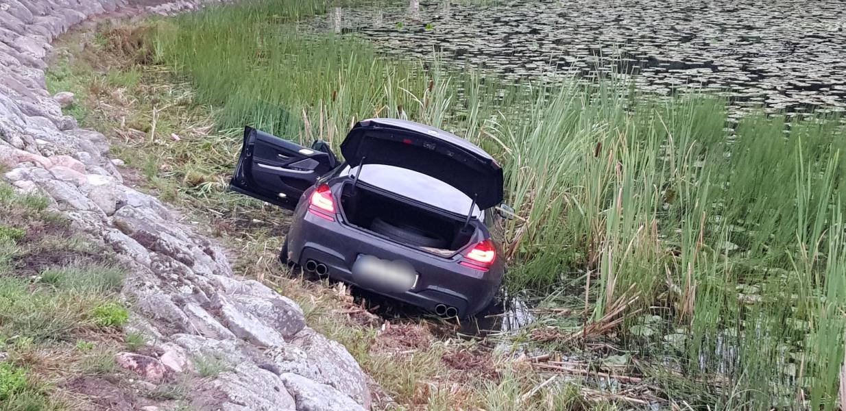 Chciał uniknąć czołowego zderzenia - BMW wpadło do stawu! 