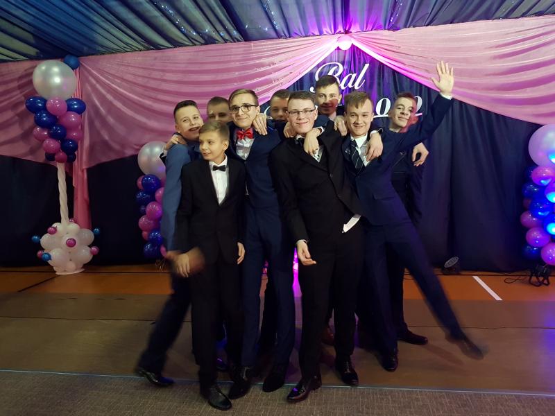 Bal Szkolny 2019 - szkolna zabawa i Polonez w wykonaniu klas gimnazjalnych.  Duża porcja zdjęć z tego wydarzenia! 