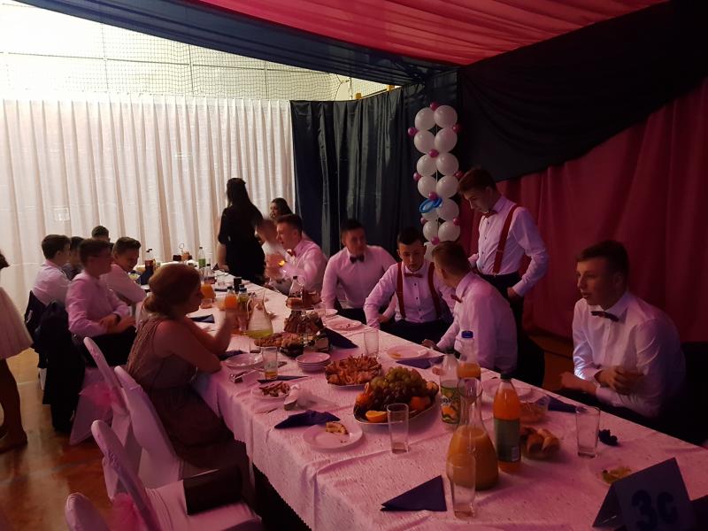 Bal Szkolny 2019 - szkolna zabawa i Polonez w wykonaniu klas gimnazjalnych.  Duża porcja zdjęć z tego wydarzenia! 