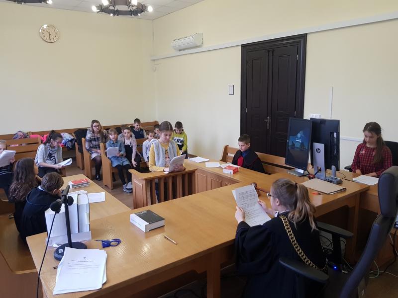 Dzień Edukacji Prawnej - dzieci z Białogardu wzięły udział w symulacji rozprawy sądowej. ZDJĘCIA