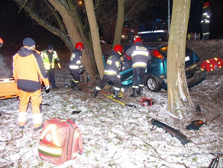 Poważny wypadek. Auto wypadło z drogi i uderzyło w drzewo.