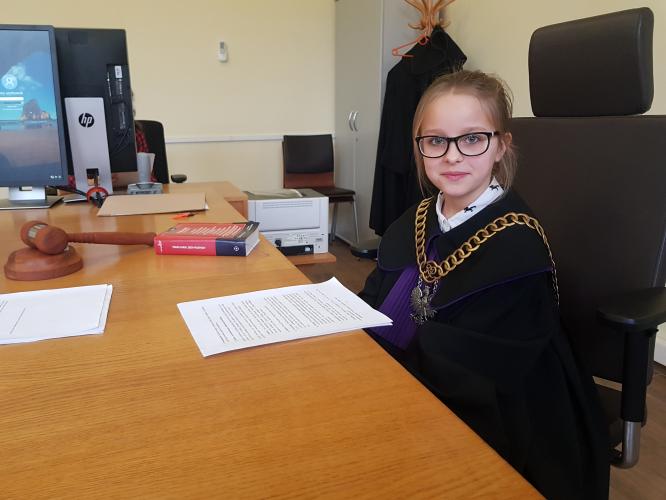 Dzień Edukacji Prawnej - dzieci z Białogardu wzięły udział w symulacji rozprawy sądowej. ZDJĘCIA