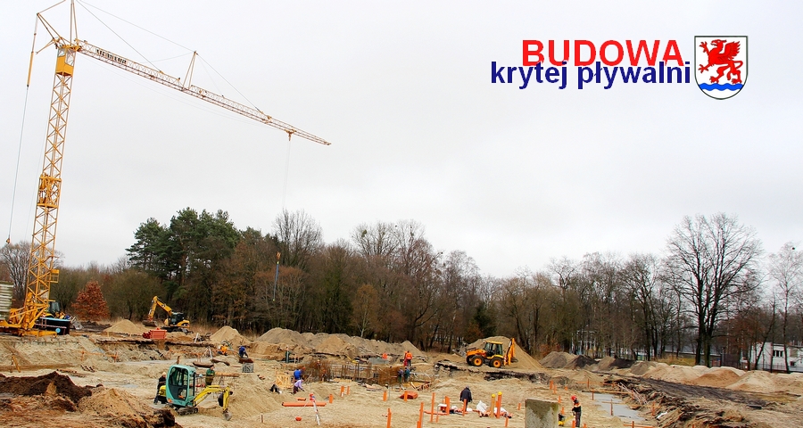 Prace budowlane przy basenie trwają.