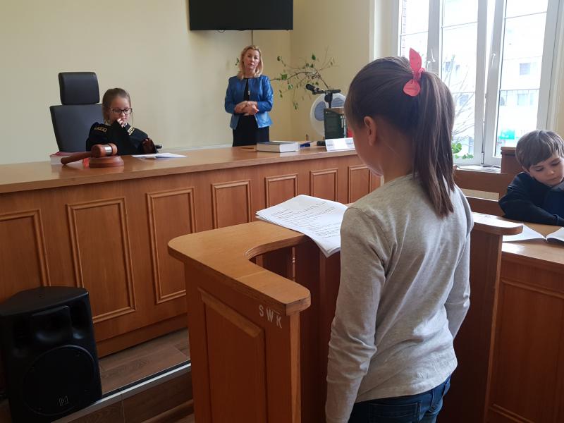 Dzień Edukacji Prawnej - dzieci z Białogardu wzięły udział w symulacji rozprawy sądowej. ZDJĘCIA