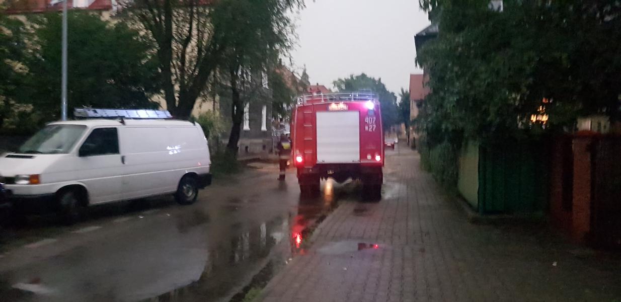 Dziesiątki powalonych drzew i zalane ulice! Strażacy walczą ze skutkami nawałnicy.