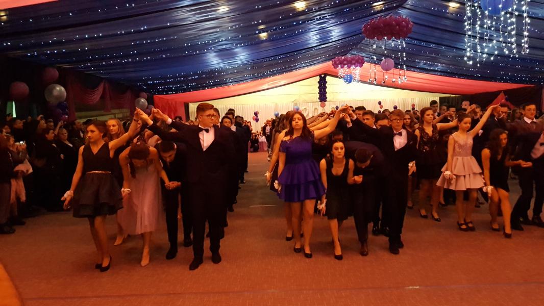 Bal Szkolny 2019 - szkolna zabawa i Polonez w wykonaniu klas gimnazjalnych.  Duża porcja zdjęć z tego wydarzenia! 