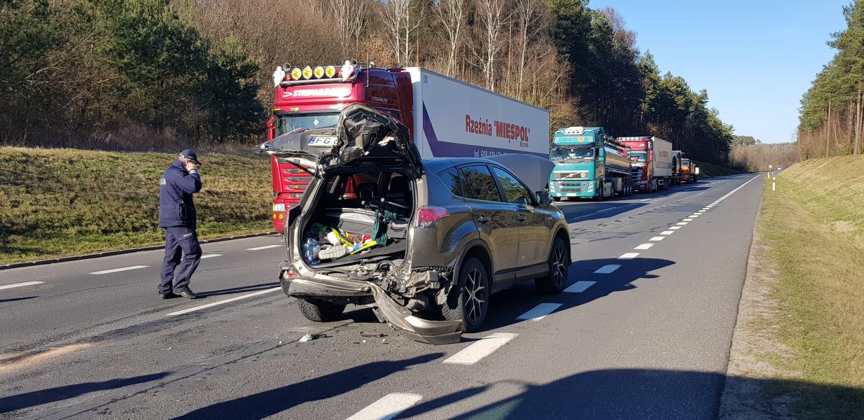 Zderzenie trzech pojazdów na obwodnicy Karlina. Droga całkowicie zamknięta!