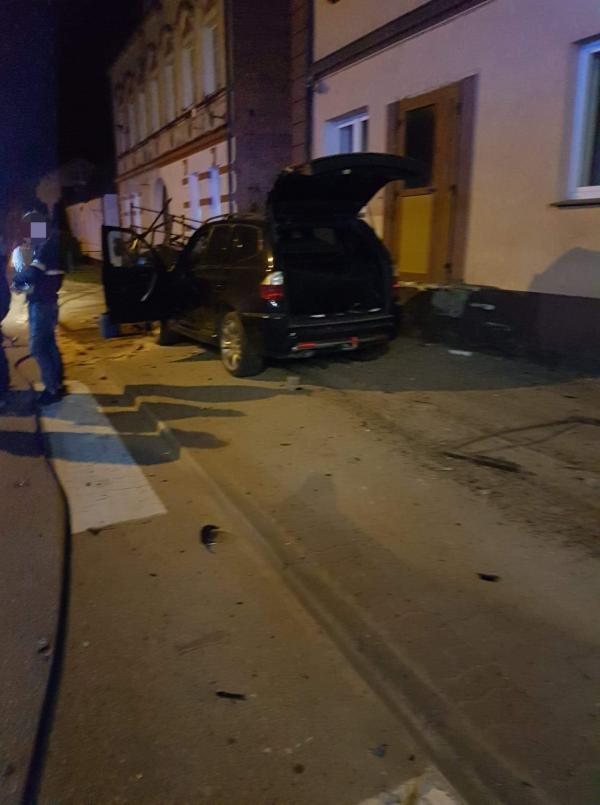 Wypadek w Tychowie - młoda kobieta uderzyła autem w schody.