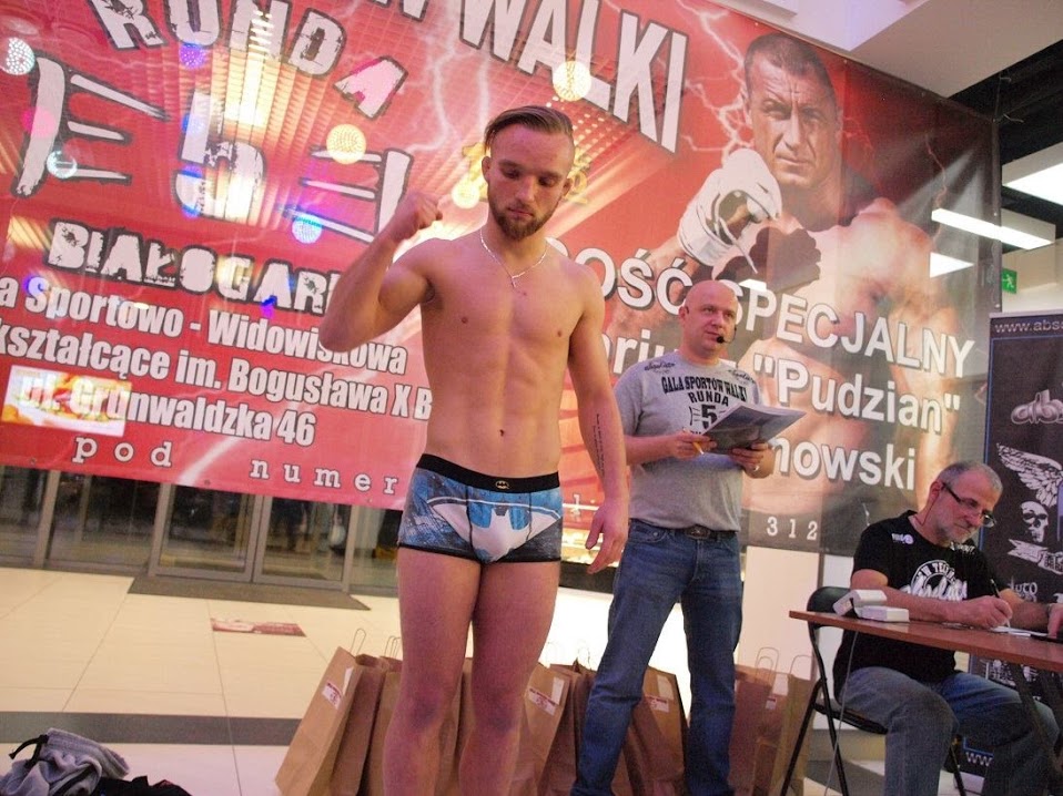 Oficjalne ważenie zawodników - Gala Sportów Walki w Białogardzie