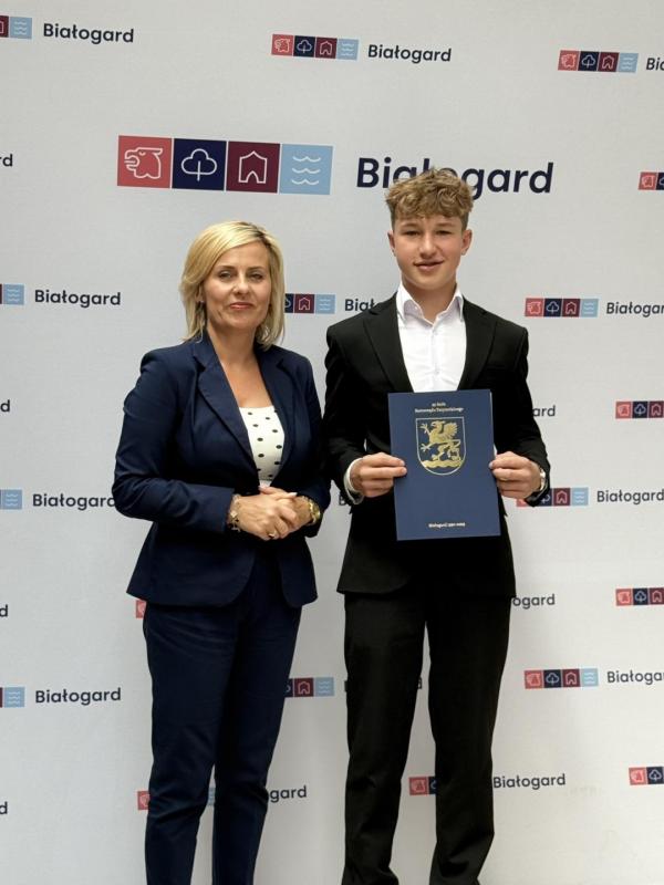 Stypendia za wybitne osiągnięcia wręczone uczniom szkół podstawowych w Białogardzie.