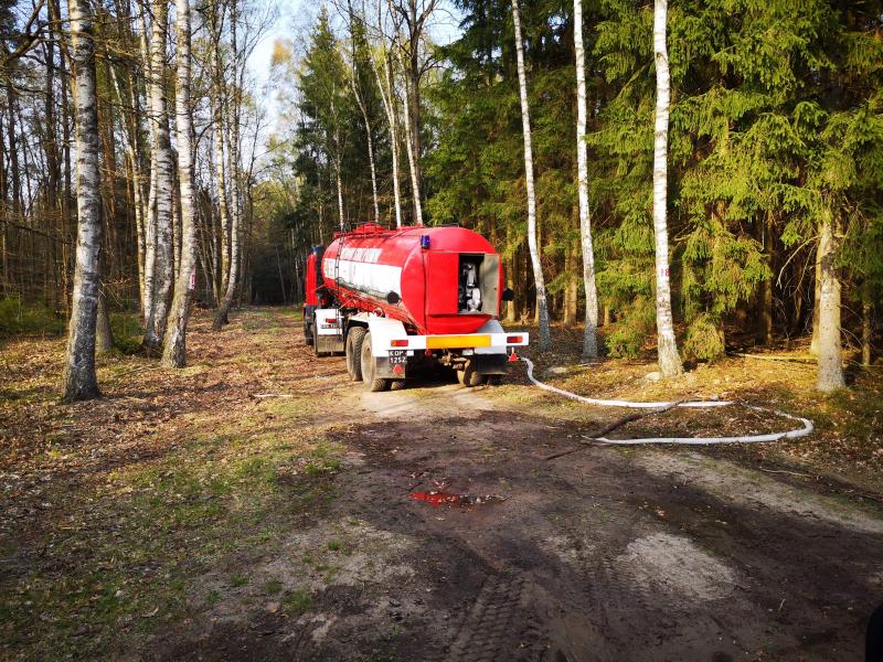 Seria ogromnych pożarów w powiecie białogardzkim  - dziesiątki strażaków walczy z żywiołem!  