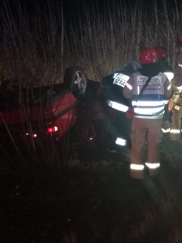 Dachowanie pod Karlinem – warunki drogowe są fatalne. Noga z gazu! ZDJĘCIA