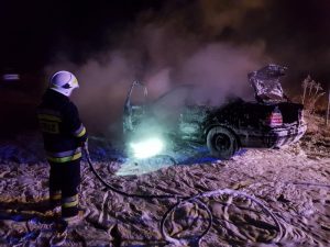 Auto błyskawicznie stanęło w płomieniach.