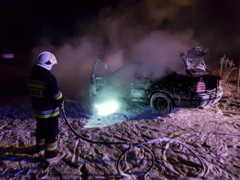 Auto błyskawicznie stanęło w płomieniach.
