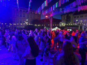 Taniec pod gwiazdami – Plac Wolności rozbrzmiał muzyką i radością