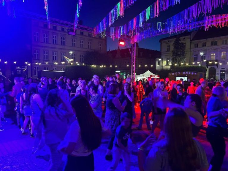 Taniec pod gwiazdami – Plac Wolności rozbrzmiał muzyką i radością