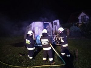Pożar auta dostawczego pod Tychowem – bus spłonął doszczętnie.