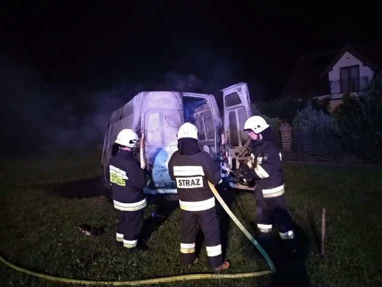 Pożar auta dostawczego pod Tychowem – bus spłonął doszczętnie.