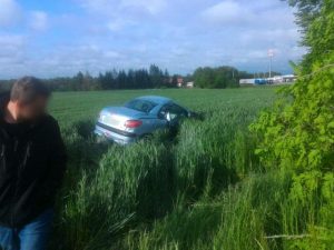 Dachowanie pod Karlinem – lekko ranna jedna kobieta.
