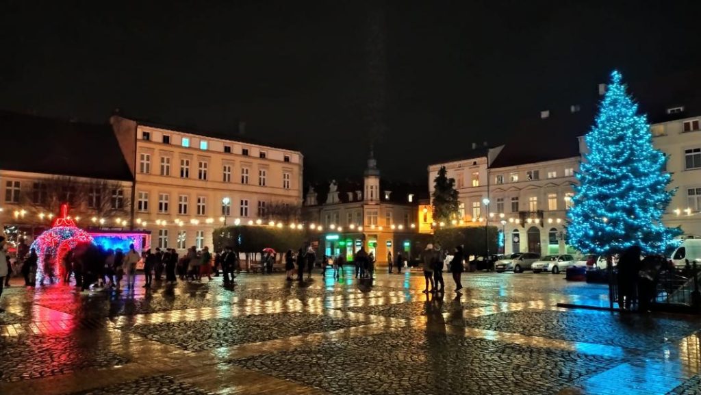 Tłumy na placu Wolności. Włączenie świątecznych iluminacji.