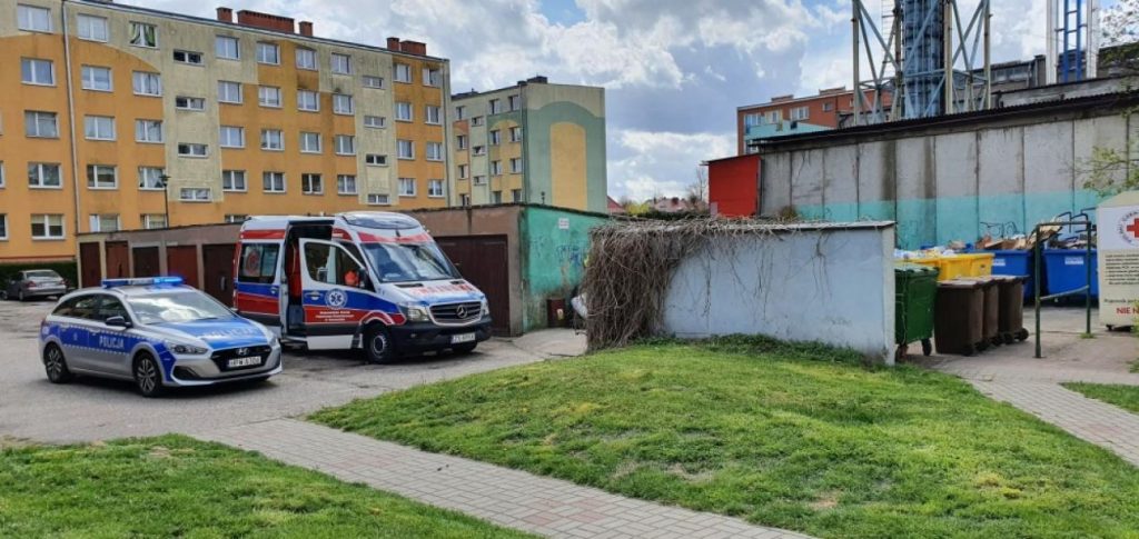Mieszkanka Białogardu przeżyła szok znajdując ciało mężczyzny na śmietniku.