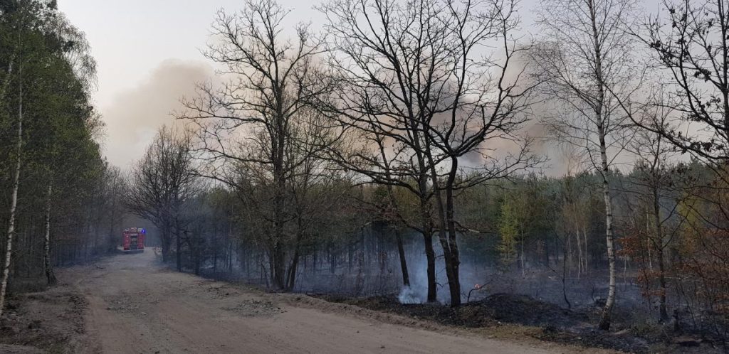 Ogromny pożar, z którym walczyło 26 zastępów straży pożarnej w tym ponad setka strażaków ! ZDJĘCIA