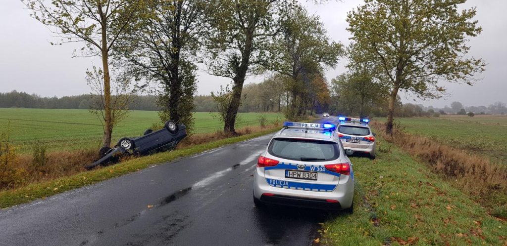 Dachowanie BMW pod Białogardem – 18 latka za kierownicą.