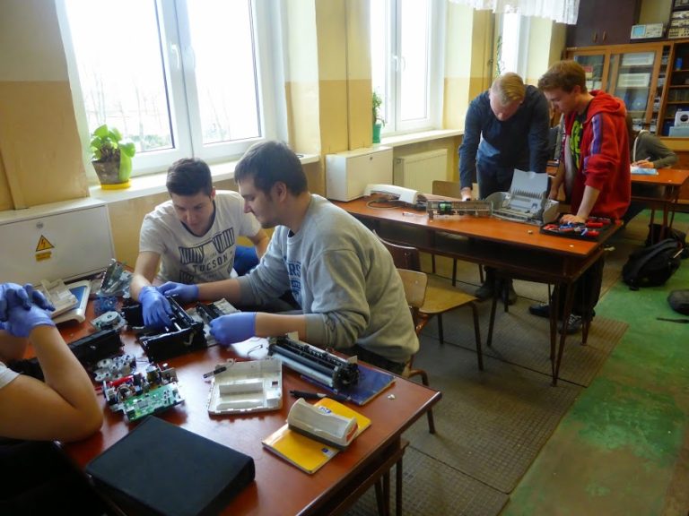 Wysoka zdawalność egzaminu zawodowego w technikum informatycznym.