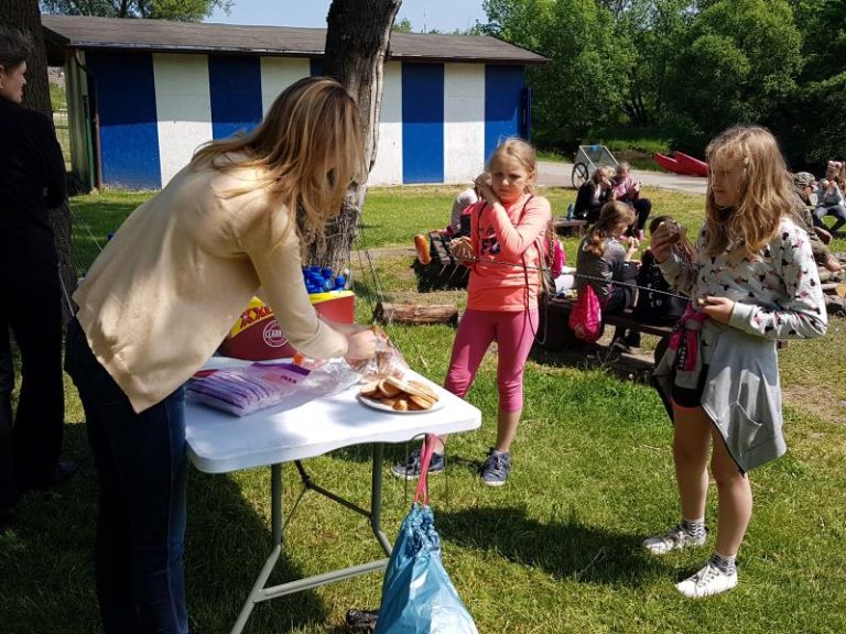 Zarybienia Parsęty smoltem troci i łososia  – dzieci biorą udział.