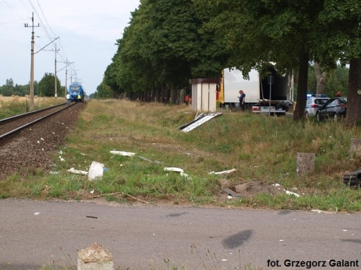 Pociąg osobowy uderzył w ciężarówkę.