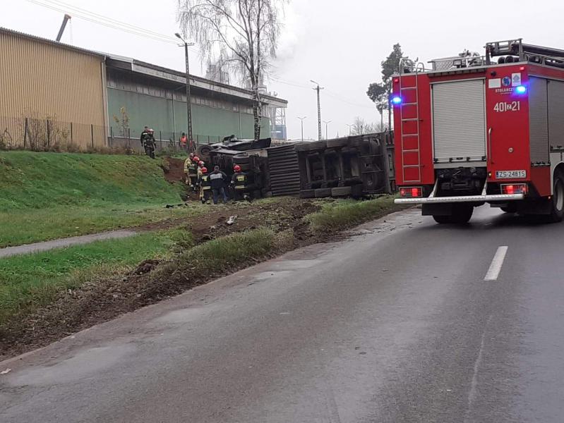 Wypadek pod Karlinem – przewrócił się Tir!