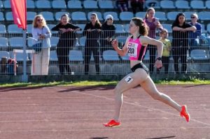 Zofia Szyderska ze srebrnym medalem na Ogólnopolskiej Olimpiadzie Młodzieży.