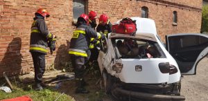 Poważny wypadek pod Białogardem – Seat z impetem uderzył w ścianę!
