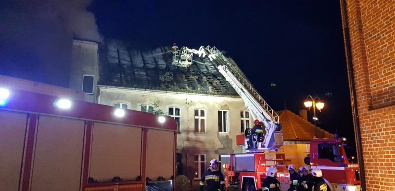 Pożar domu w Karlinie – ewakuowano dwie osoby.