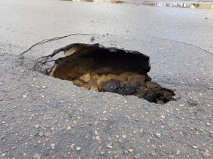 Zapadła się droga w Białogardzie.