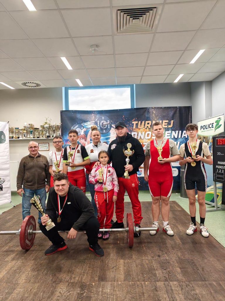 Trzy zwycięstwa ciężarowców AKS Białogard w Policach. Drużyna na trzecim miejscu